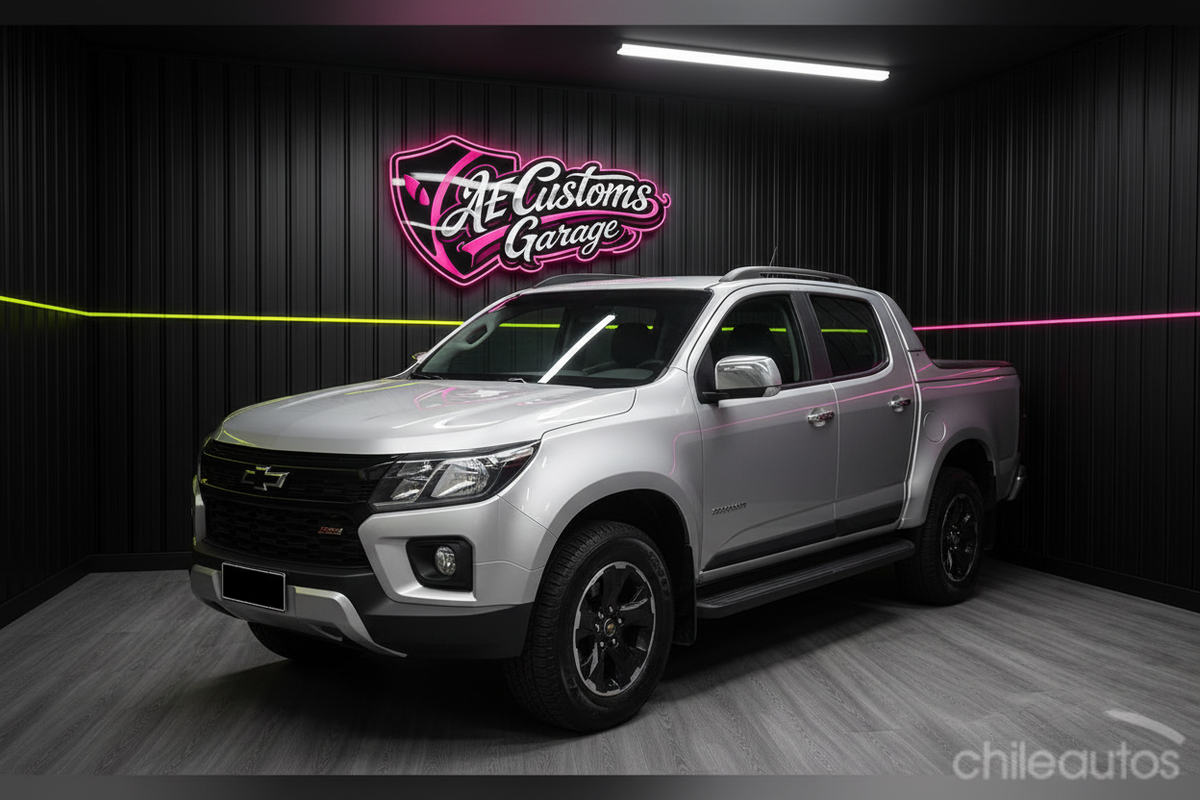 Chevrolet Colorado plateada estacionada en AE Customs Garage