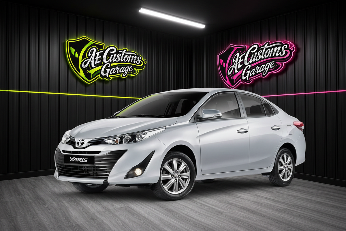 Toyota Yaris Sedan Plateado en AE Customs Garage